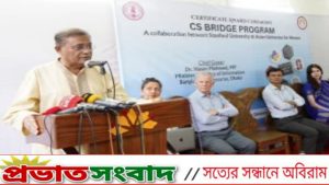  বিদেশি প্রতিনিধিরা কোথাও তত্ত্বাবধায়ক সরকারের কথা বলেনি: তথ্যমন্ত্রী তথ্য ও সম্প্রচারমন্ত্রী এবং আওয়ামী লীগের যুগ্ম সাধারণ সম্পাদক ড. হাছান মাহমুদ বলেছেন, 'বিএনপি আশা করেছিল-বিদেশি প্রতিনিধিরা এসে একটি নির্দলীয় তত্ত্বাবধায়ক সরকার ও জননেত্রী শেখ হাসিনার নেতৃত্বাধীন সরকারের পদত্যাগের কথা বলবে, তিনি বলেন, বিএনপির এক দফা হচ্ছে জননেত্রী শেখ হাসিনার পদত্যাগ ও নির্দলীয় সরকার গঠন। এটি বাংলাদেশে যেমন হালে পানি পায়নি, বিদেশিদেরও কারও সমর্থন তারা পায়নি। শুক্রবার (১৪ জুলাই) দুপুরে চট্টগ্রামে এশিয়ান ইউনিভার্সিটি ফর উইমেন ক্যাম্পাসে যুক্তরাষ্ট্রের স্ট্যানফোর্ড ইউনিভার্সিটির সহযোগিতায় সমাপ্ত কম্পিউটার সায়েন্স-ব্রিজ প্রোগ্রামের সনদ বিতরণ অনুষ্ঠানে প্রধান অতিথির বক্তব্য শেষে সাংবাদিকদের প্রশ্নের জবাবে তথ্যমন্ত্রী এসব কথা বলেন। তিনি বলেন, ‘বিদেশি প্রতিনিধিদের আলোচনায় শুধু একটি অবাধ সুষ্ঠু নির্বাচনের কথা এসেছে। এমনকি সবার অন্তর্ভুক্তিমূলক নির্বাচন, সেই কথাটাও আসেনি।’ অবশ্যই আমরা চাই বিএনপিসহ সমস্ত রাজনৈতিক দল নির্বাচনে অংশগ্রহণ করুক, সবাইকে নিয়েই আমরা নির্বাচন করতে চাই উল্লেখ করে তথ্যমন্ত্রী বলেন, ‘নির্বাচন হবে সংবিধান অনুযায়ী। সে অনুযায়ী প্রধানমন্ত্রী শেখ হাসিনার নেতৃত্বাধীন সরকারই নির্বাচনকালীন সরকারের দায়িত্ব পালন করবে এবং নির্বাচন কমিশনের অধীনে নির্বাচন অনুষ্ঠিত হবে।’ গত বুধবার পল্টনে সমাবেশ করে বিএনপি মহাসচিবের একদফা ও বৃহস্পতিবার ৩১ দফা ঘোষণা প্রসঙ্গে সাংবাদিকদের প্রশ্নের উত্তরে ড. হাছান বলেন, ‘দু'দিন আগে বিএনপি ঘোষণা করেছিল ১ দফা, পরের দিন দেখলাম ৩১ দফা, আসলে বিএনপির কয় দফা এটা নিয়েই অনেকের মনে প্রশ্ন জেগেছে।’ ২০১৩ সাল থেকেই কিছুদিন পরপর একদফার আন্দোলন শুনে আসছি জানিয়ে তিনি বলেন, 'এটি হচ্ছে সাপের খোলস বদলানো এবং একই ঢোল বারবার বাজানোর মতো। সাপ যেমন ক’দিন পরপর খোলস বদলায়, বিএনপিও বছরান্তে একদফার কথা বলে, এতে নতুনত্বের কিছু নেই।' তিনি বলেন, 'নতুনত্ব যেটি আছে সেটি হচ্ছে, তারা উন্মুখ হয়ে বসেছিল ইউরোপিয়ান ইউনিয়ন, মার্কিন যুক্তরাষ্ট্রসহ বিভিন্ন দেশের প্রতিনিধিরা কখন আসবে। তখন তারা কর্মসূচি ঘোষণা করেছে। উদ্দেশ্য ছিল, তারা কত বড় সমাবেশ করতে পারে তা বিদেশিদের দেখানো।' তথ্যমন্ত্রী বলেন, 'বিএনপি অফিসের সামনে নয়াপল্টনের পুরো রাস্তাজুড়ে বড় জোর ৩০ হাজার মানুষ ধরে। সেখানে না হয় আরও ১০ হাজার আমি যোগ করলাম। এর চেয়ে বেশি মানুষ সেখানে হয়নি। আর বাংলাদেশ আওয়ামী লীগ ১২ ঘণ্টার নোটিশে তিনটা রাস্তাজুড়ে লাখ লাখ মানুষের সমাবেশ করেছে। সবাই দেখেছে কত বড় সমাবেশ আওয়ামী লীগ করার ক্ষমতা রাখে।' সব রাজনৈতিক দলকে নিয়ে সরকার সংলাপের উদ্যোগ নেবে কি না এমন প্রশ্নে আওয়ামী লীগের যুগ্ম সাধারণ সম্পাদক ড. হাছান বলেন, নির্বাচন আয়োজক প্রতিষ্ঠান হচ্ছে নির্বাচন কমিশন। সংলাপ নিশ্চয়ই নির্বাচন কমিশনের সাথে হতে পারে। সুতরাং নির্বাচন অনুষ্ঠানের লক্ষ্যে যদি কোন কথাবার্তা বলতে হয় সেটি নির্বাচন কমিশনের সঙ্গে বলতে হবে। কোনো দল চাইলে নির্বাচন কমিশনের কাছে যেতে পারে, তাদের বক্তব্য তুলে ধরতে পারে। নির্বাচন কমিশন যদি আমাদের ডাকে আমরাও যাব। এর আগে এশিয়ান ইউনিভার্সিটি ফর উইমেন শিক্ষার্থীদের সনদ বিতরণ অনুষ্ঠানে প্রধান অতিথির বক্তৃতায় তথ্যমন্ত্রী বলেন, অন্যান্য বেসরকারি ইউনিভার্সিটির সাথে এশিয়ান ইউনিভার্সিটি ফর উইমেন এর কিছুটা তফাৎ রয়েছে। কারণ এখানে অনেক দেশের শিক্ষার্থীরা পড়তে আসে এবং এর ফলে এখানে বৈচিত্র্য রয়েছে। এখানে আফগানিস্তান, মিয়ানমার, থাইল্যান্ডসহ আরও অনেক দেশের শিক্ষার্থীরা পড়তে আসে এবং এখানে মেধাবী শিক্ষার্থীদের সম্পূর্ণ নিখরচায় পড়ার জন্য বৃত্তি দেওয়া হয়। এই ভার্সিটিতে পড়াশোনা ও কোর্স সমাপ্ত করে একজন শিক্ষার্থীর ব্যাপক উন্নতি সাধিত হয় উল্লেখ করে মন্ত্রী হাছান বলেন, আশা করি সেইসব শিক্ষার্থী তাদের শিক্ষা ও ডিজিটাল বাংলাদেশের বিভিন্ন সুযোগ সুবিধা ব্যবহার করে দেশকে চতুর্থ শিল্প বিপ্লবে এগিয়ে নিতে গুরুত্বপূর্ণ ভূমিকা রাখবে। অনুষ্ঠানে বিশ্ববিদ্যালয়ের উপাচার্য ড. রুবানা হক অনলাইনে এবং উপ-উপাচার্য ডেভিড টেলর, কম্পিউটার সায়েন্স ব্রিজ প্রোগাম পরিচালক অধ্যক্ষ শামস ফররুখ আহমেদ, অধ্যাপক শাহাদাত হোসেন প্রমুখ বক্তৃতা দেন। অনুষ্ঠান শেষে কোর্সের শিক্ষার্থীদের হাতে সনদ তুলে দেন তথ্য ও সম্প্রচার মন্ত্রী হাছান মাহমুদ।